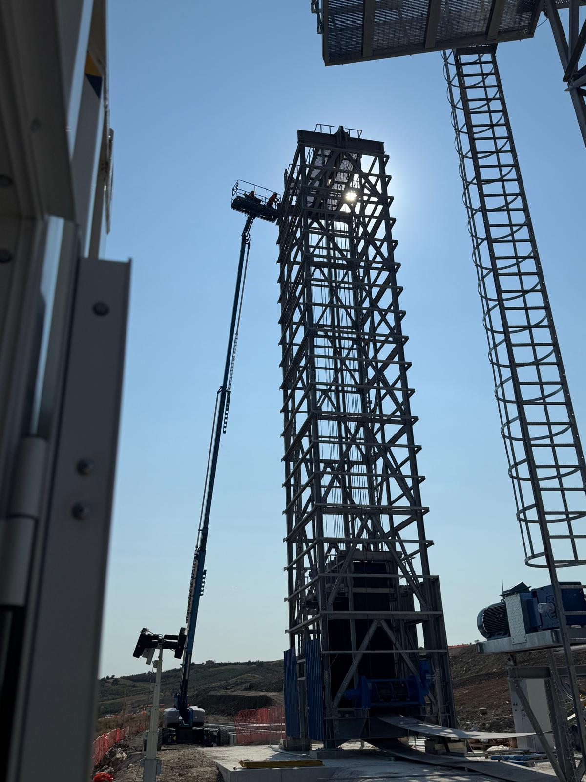 Struttura industriale verticale in montaggio con piattaforma elevatrice
