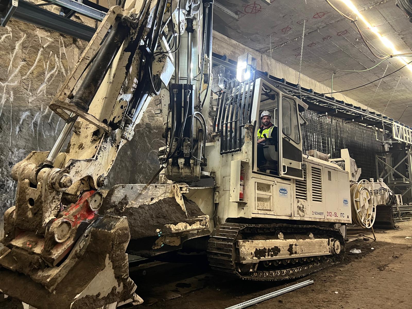 Macchinario industriale operativo in galleria con tecnico a bordo